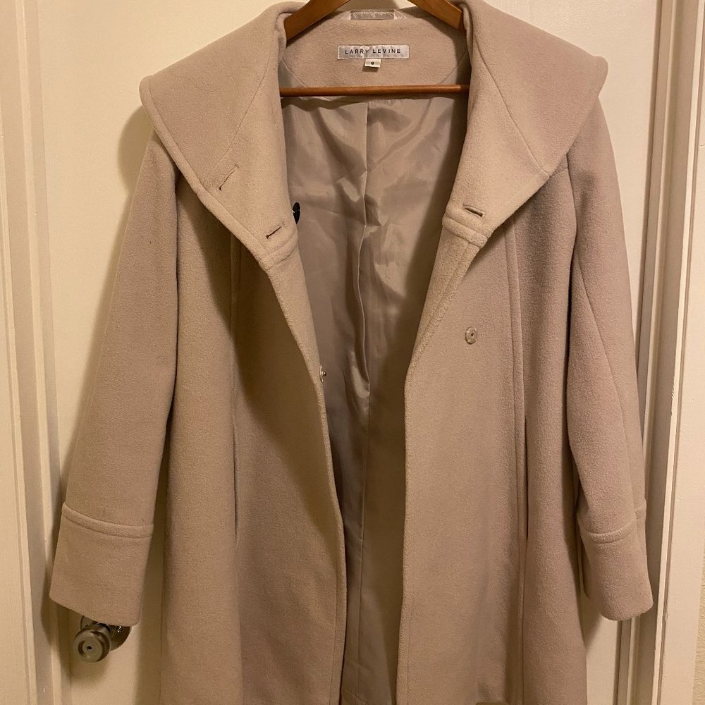 Larry Levine women's wool coat. Size: 6  Color: Tan